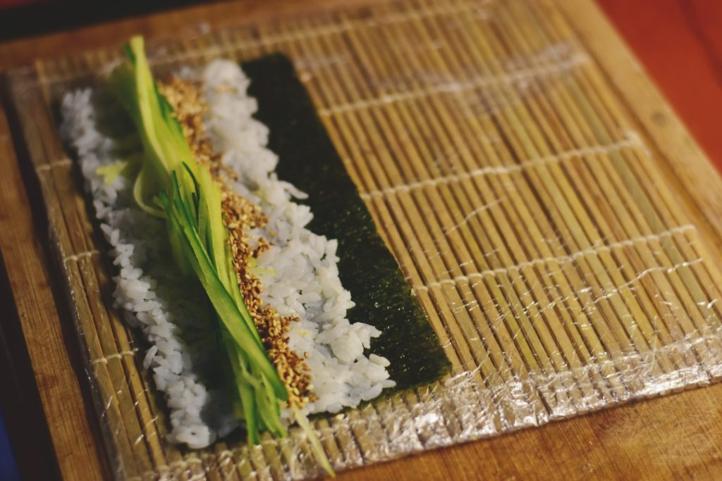 wegańskie domowe sushi